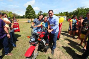 Governador Wilson Lima entrega implementos agrícolas para desenvolvimento da agricultura familiar em comunidade na área rural de Manaus