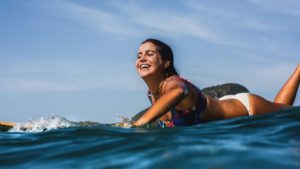 FMF promove palestra com surfista Chloé Calmon para falar sobre superação de desafios