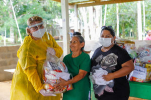 Prefeitura entrega cestas básicas a comunidade indígena Terra Preta, na área ribeirinha