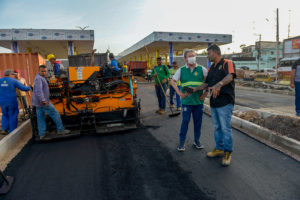 Prefeito Arthur Neto vistoria avanço de obras de mobilidade e de trabalho emergencial na avenida Mário Ypiranga