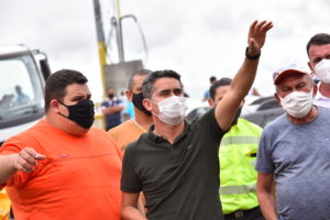 Prefeito David Almeida acompanha sanitização em espaços públicos do Centro