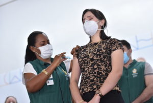 Prefeitura de Manaus vacina profissionais de nove unidades de saúde neste sábado, 23