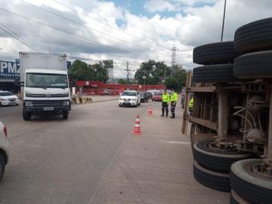 Interdição de via na rotatória da Suframa