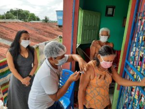 Prefeitura disponibiliza vacinação em casa para idosos de Rio Preto da Eva