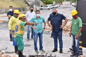 Prefeito David Almeida vistoria revitalização do conjunto Viver Melhor 1 e 2