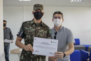 David Almeida certifica militares com mérito de agradecimento por atualização do ‘Vacinômetro’