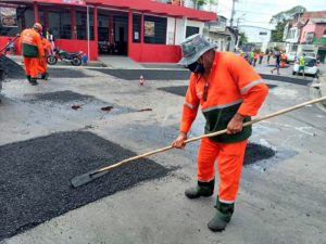 Prefeito David Almeida fiscaliza mutirão de infraestrutura no bairro Alvorada