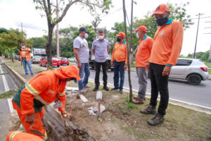 Avenida Ephigênio Salles recebe mutirão de limpeza da Prefeitura de Manaus