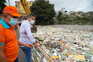 Prefeito David Almeida acompanha ação de limpeza de igarapé e salienta necessidade de preservar as riquezas naturais da cidade