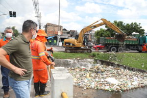 Prefeito David Almeida afirma que estrutura da ‘feira flutuante’ será reutilizada após a cheia