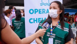 Prefeitura de Manaus entrega cestas de alimentos às famílias atingidas pela cheia no bairro Educandos