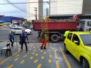 Prefeitura retira obstrução com gradil instalado no meio da rua na Autaz Mirim