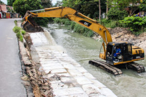 Prefeitura avança nas obras de contenção no igarapé do Passarinho