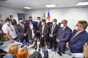 Prefeito David Almeida se reúne na Assembleia Legislativa para tratar sobre o armamento da guarda municipal