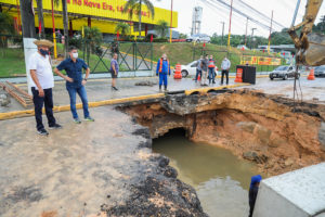 Prefeito David Almeida fiscaliza recuperação da rede de drenagem em trecho da Torquato Tapajós
