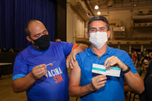 Prefeito David Almeida recebe primeira dose de vacina contra a Covid-19