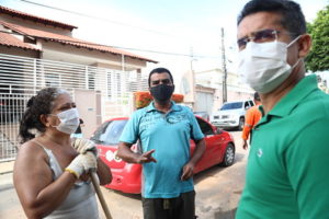 Prefeito David Almeida fiscaliza operação de tapa-buraco no Dom Pedro