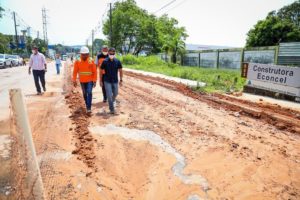Revitalização de vias do Distrito Industrial supera 70% das obras e David Almeida inspeciona trabalhos