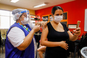 Prefeitura de Manaus vai garantir vacinação de gestantes e puérperas contra a Covid-19 nas maternidades