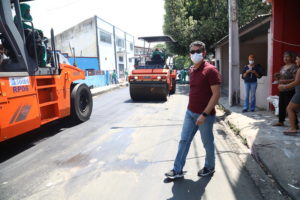 Prefeito David Almeida fiscaliza recuperação de vias em bairros da zona Sul