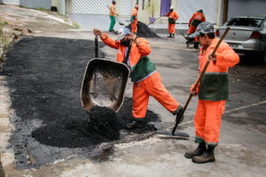 Prefeitura aplica 40 toneladas de massa asfáltica em bairros da zona Leste