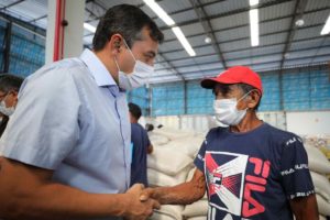 Governador Wilson Lima inicia entrega de suplemento alimentar para gado de pecuaristas do estado