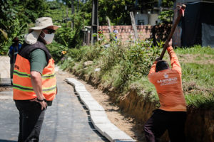 Prefeitura conclui pavimentação asfáltica e inicia serviço de implantação de 300 metros de drenagem superficial no Val Paraíso