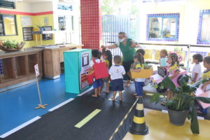 Prefeitura realiza atividade referente à Semana Nacional do Trânsito em creche da zona Oeste