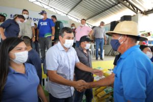 Governador Wilson Lima entrega suplemento alimentar para gado de pecuaristas do Careiro Castanho