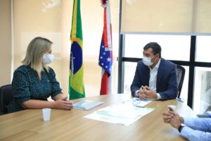 Governador Wilson Lima e subsecretária de Sustentabilidade do Ministério da Infraestrutura, Larissa Carolina Amorim, em reunião sobre obras na BR-319