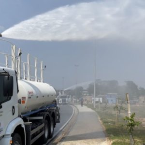 Caminhão-pipa da prefeitura é acionado para conter incêndio no parque linear do Igarapé do Mindu