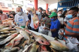 Wilson Lima acompanha a entrega de 5 toneladas de pescado a mais de mil famílias, em Coari