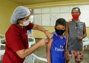 ‘Estamos recebendo a dose de esperança dos nossos filhos’, diz mãe emocionada, após ver filhos vacinados