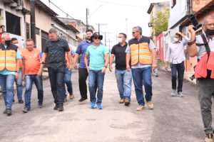 Prefeito David Almeida enfatiza importância de garantir  dignidade à população, durante vistoria de obras na zona Norte