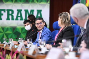 Prefeito David Almeida reúne políticos e representantes da indústria e do comércio em defesa da ZFM