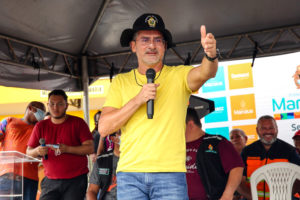 Prefeito David Almeida assina ordem de serviço para reforma da feira da Raiz