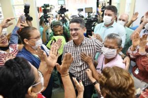 Prefeito David Almeida entrega unidade de saúde revitalizada no bairro Japiim