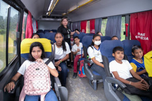 Prefeitura de Manaus revitaliza ramal e entrega micro-ônibus para escola da zona rodoviária