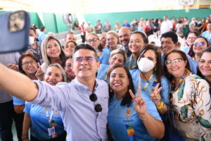 Prefeito David Almeida reinaugura escola municipal no bairro Alvorada 3