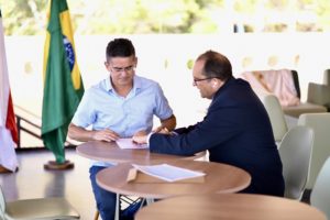 Prefeito David Almeida homologa concurso público da Semsa para o cargo de médico