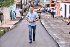 Prefeito David Almeida vistoria serviço de recuperação asfáltica no bairro Redenção