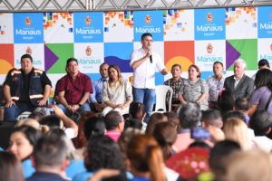 Prefeito David Almeida entrega mais de 800 tablets para escolas da rede municipal