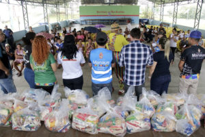 Prefeitura de Manaus entrega alimentos arrecadados na Arena da Amazônia a duas comunidades do rio Amazonas