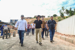 Prefeito David Almeida vistoria ações de recuperação viária na zona Centro-Oeste e Norte de Manaus