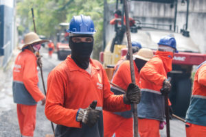 ‘Asfalta Manaus’ recupera ruas abandonadas há mais de 10 anos no Crespo