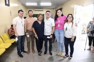 Prefeito David Almeida presta homenagem à servidora da Semsa antes da aposentadoria