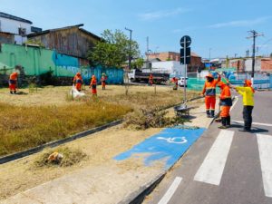 Prefeitura de Manaus realiza limpeza na orla do Bariri