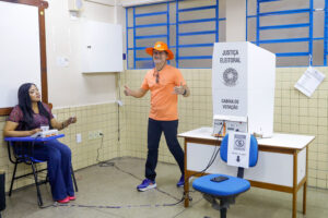 Prefeito David Almeida vota em escola na zona Sul e destaca normalidade nas eleições