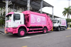 Caminhões de lixo cor de rosa circulam em campanha de conscientização da Prefeitura de Manaus