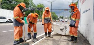Prefeitura realiza ação de limpeza nas vias onde vai acontecer a Maratona de Manaus 2022